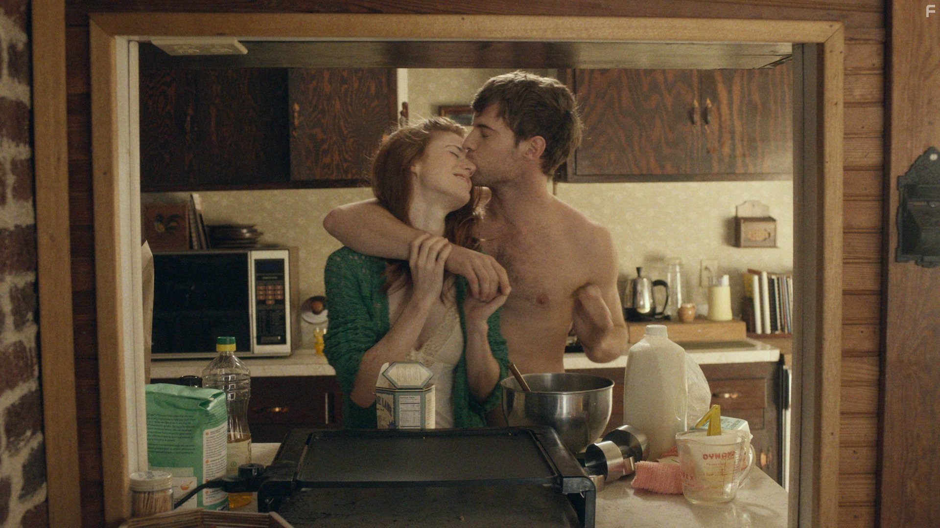 Harry Treadaway and Rose Leslie in Медовый месяц (2014)