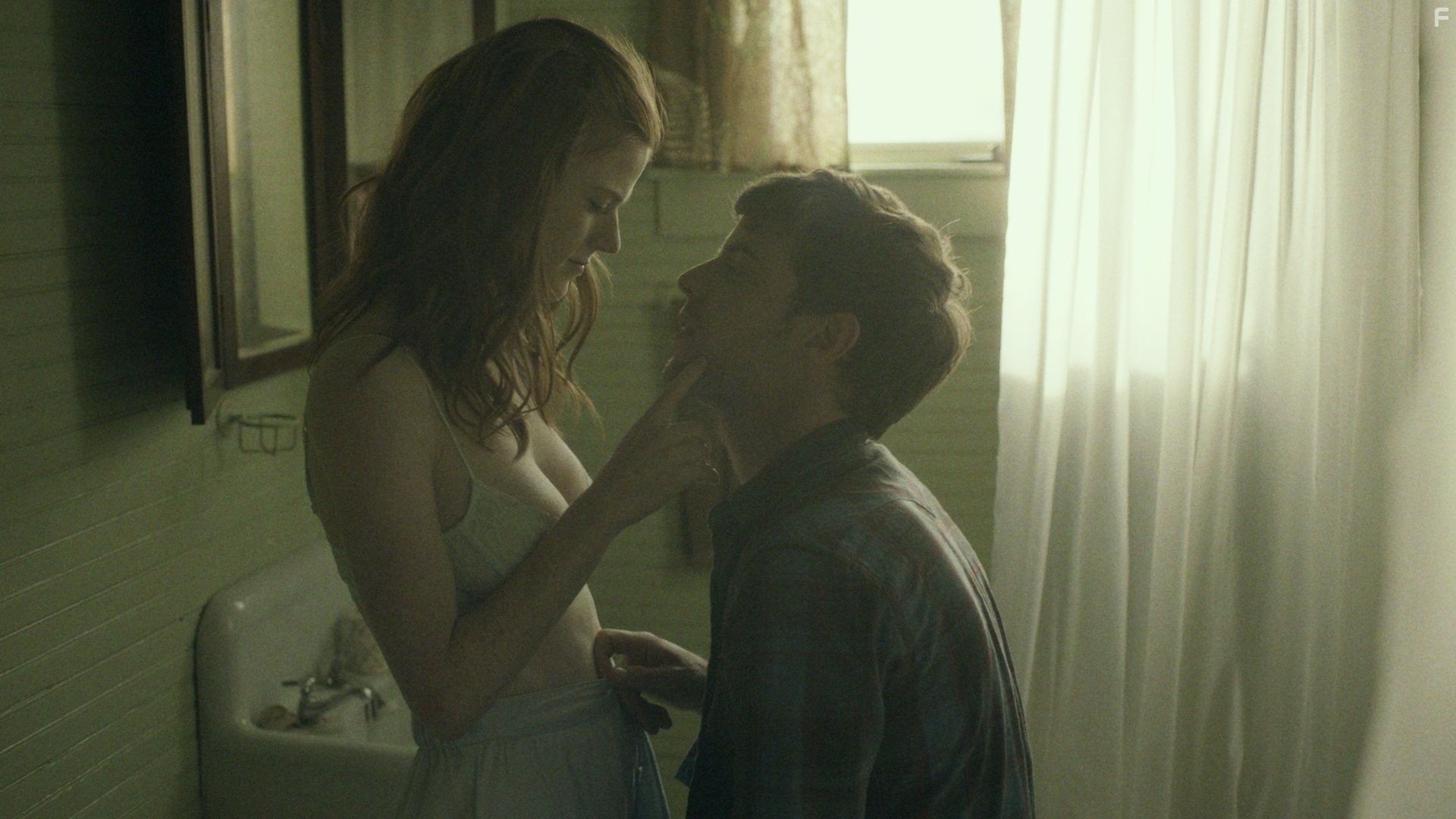 Harry Treadaway and Rose Leslie in Медовый месяц (2014)