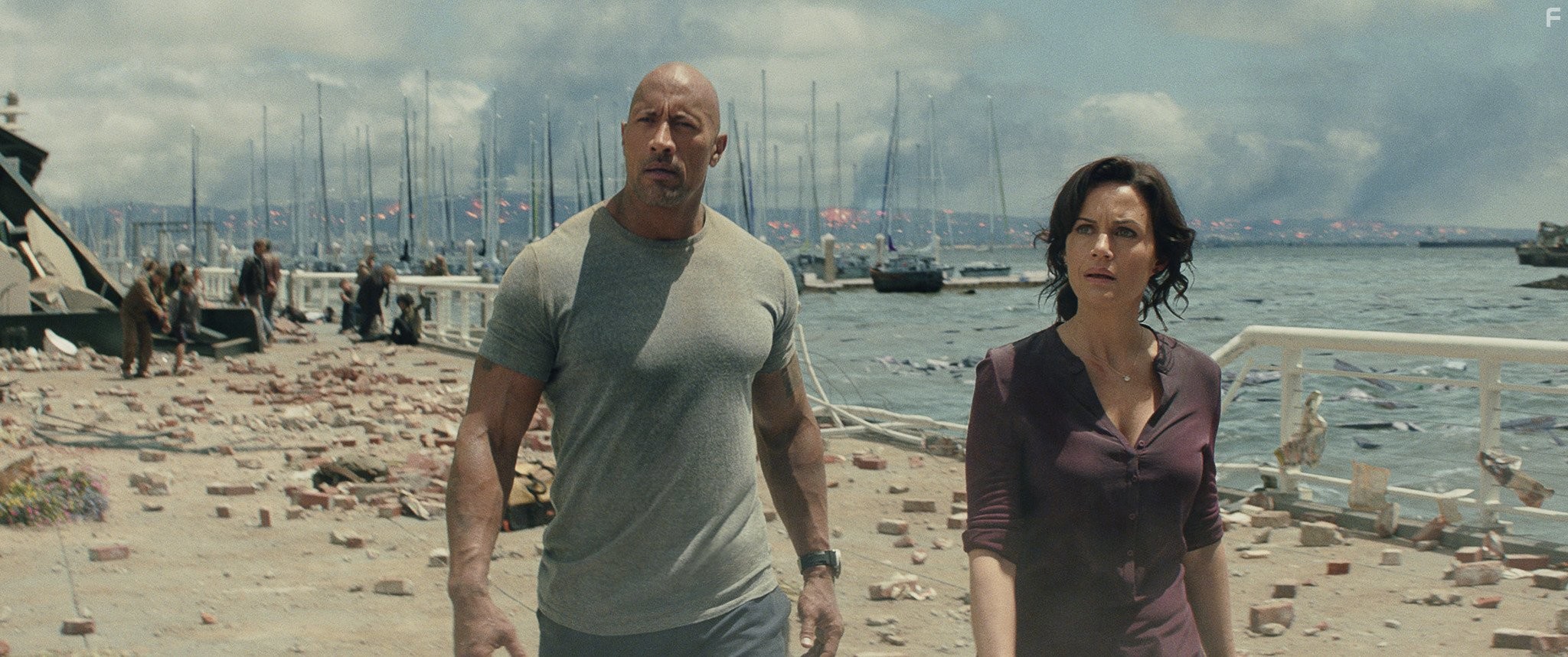 Carla Gugino and Dwayne Johnson in Разлом Сан-Андреас (2015)