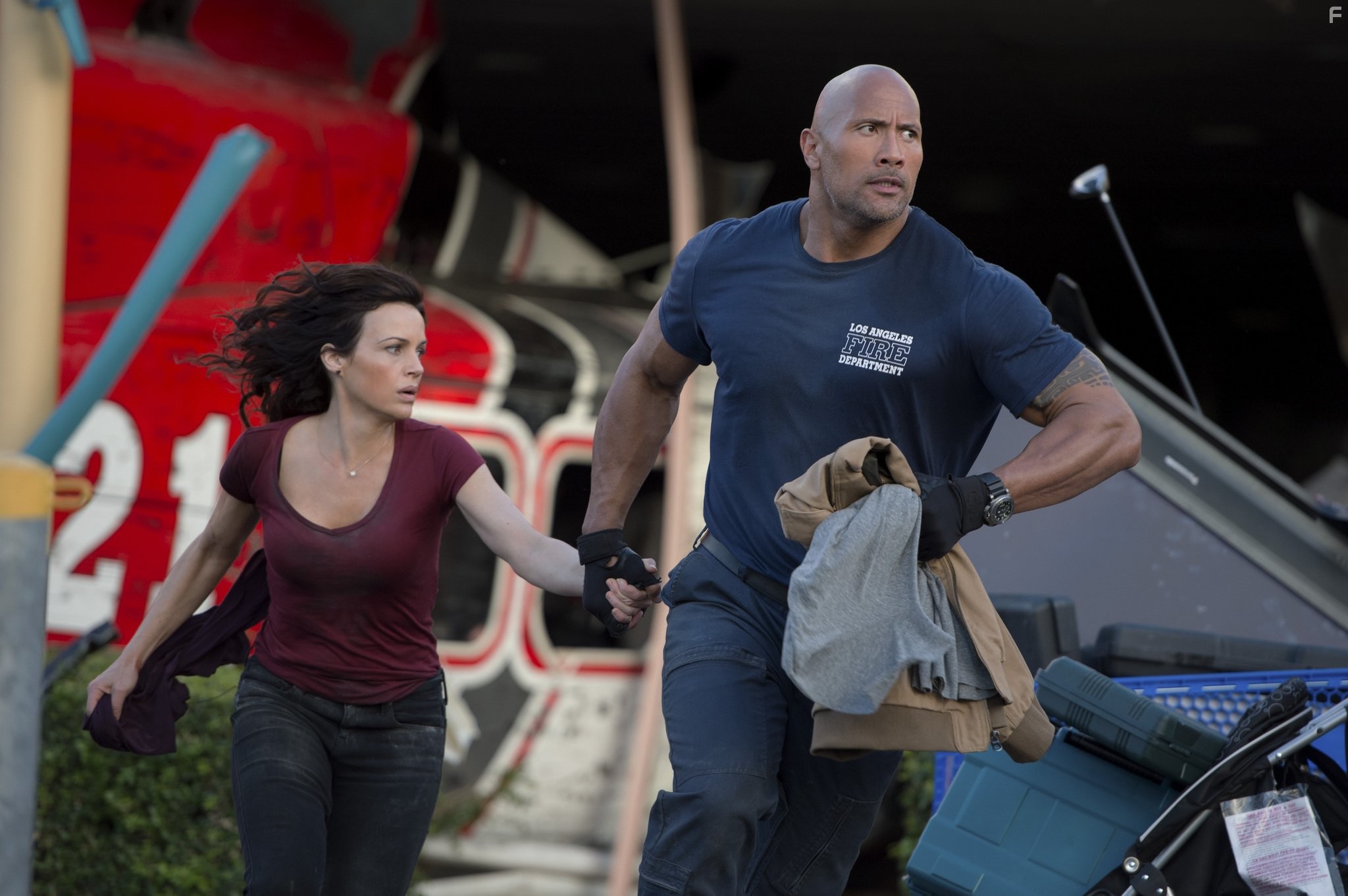 Carla Gugino and Dwayne Johnson in Разлом Сан-Андреас (2015)