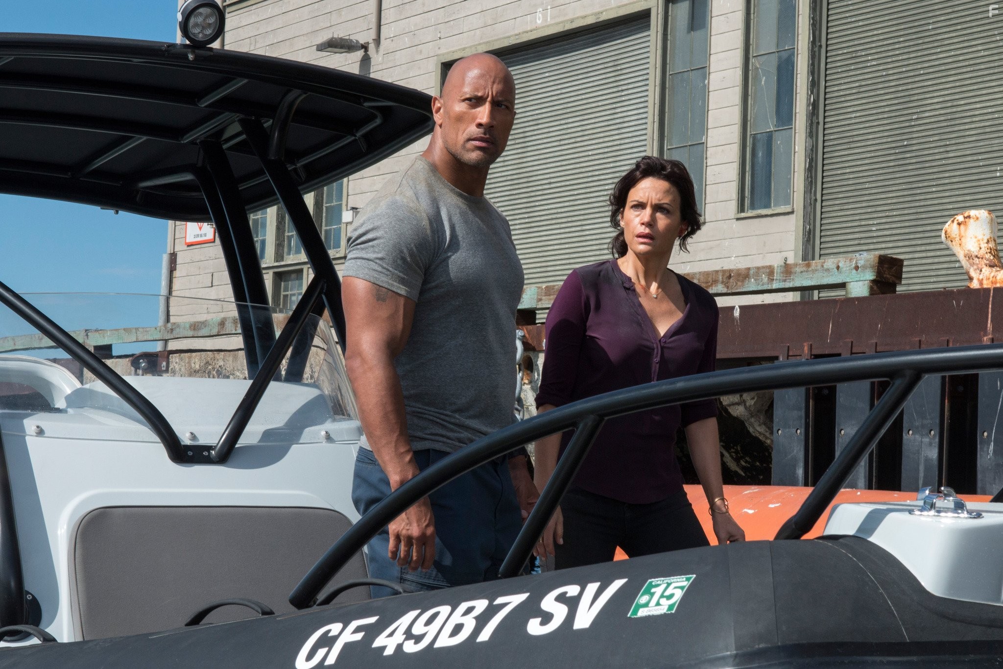 Carla Gugino and Dwayne Johnson in Разлом Сан-Андреас (2015)