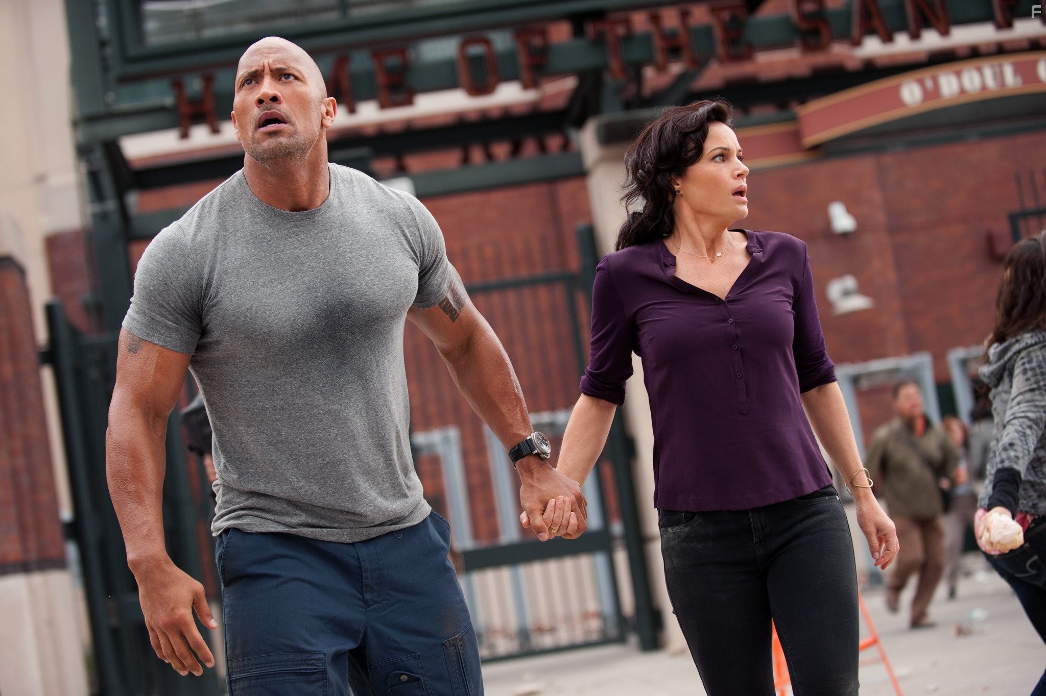 Carla Gugino and Dwayne Johnson in Разлом Сан-Андреас (2015)