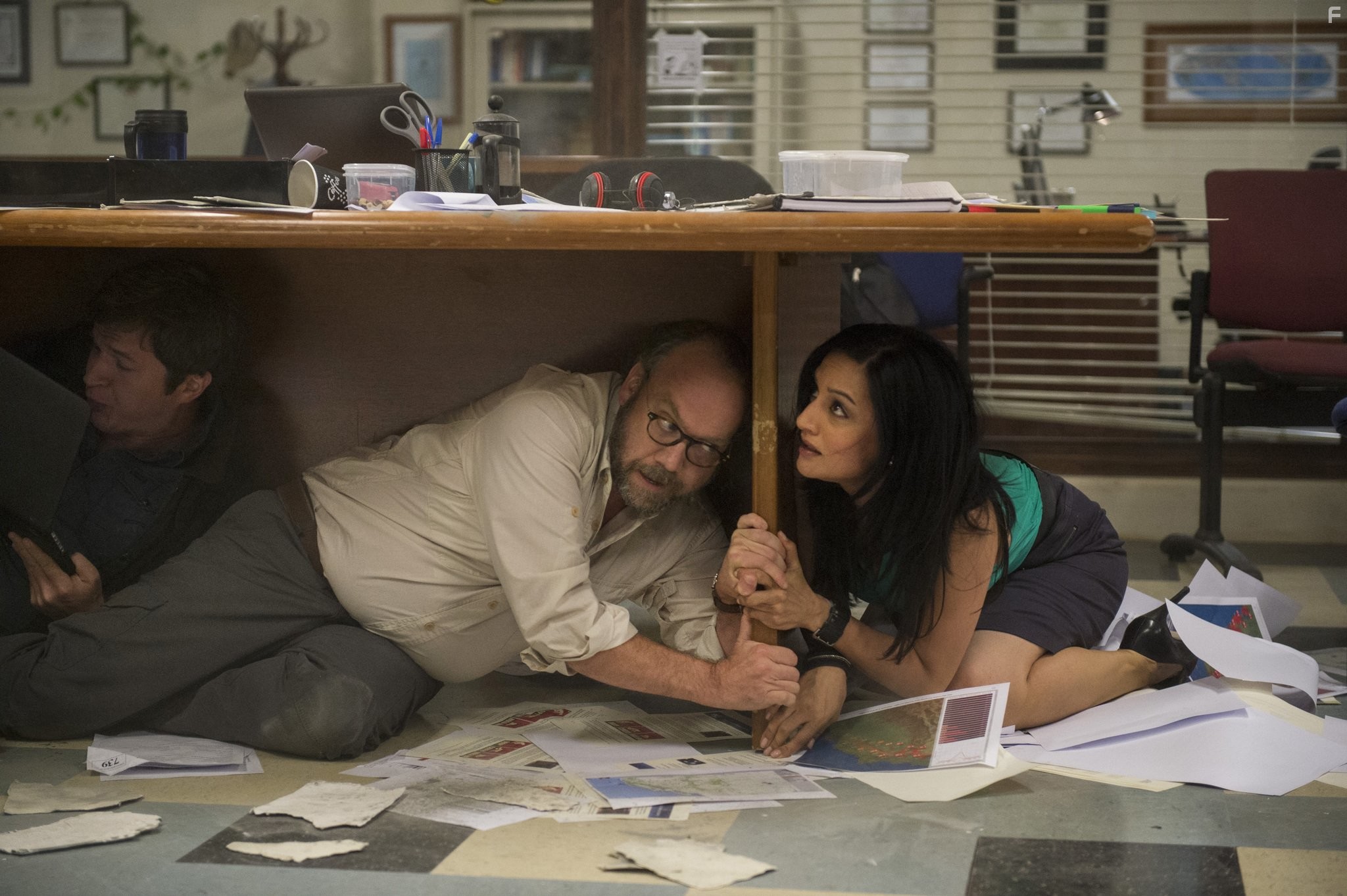 Paul Giamatti and Archie Panjabi in Разлом Сан-Андреас (2015)