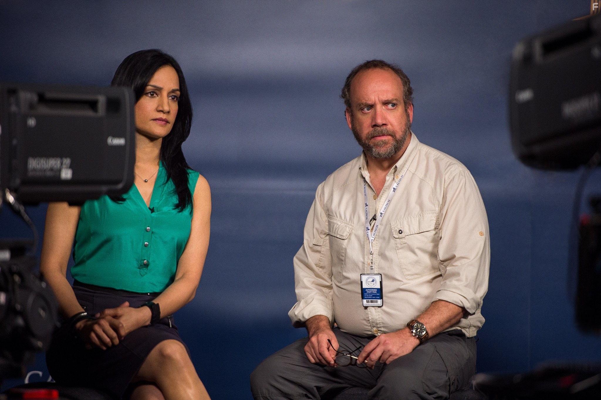 Paul Giamatti and Archie Panjabi in Разлом Сан-Андреас (2015)