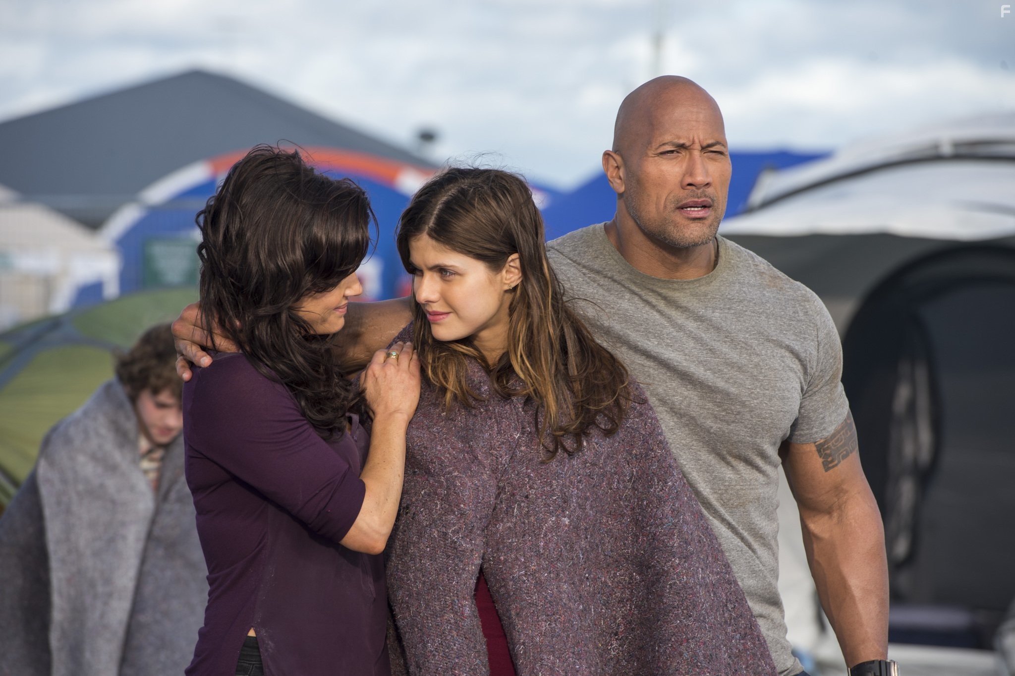Carla Gugino, Dwayne Johnson, and Alexandra Daddario in Разлом Сан-Андреас (2015)