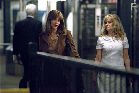 Meg Ryan and Jennifer Jason Leigh in Темная сторона страсти (2003)