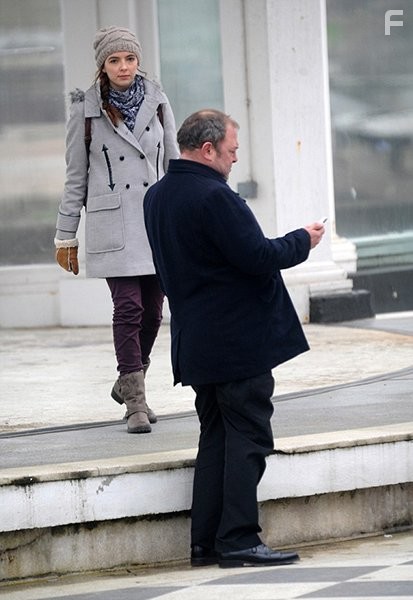 Mark Addy and Jodie Comer in Помни меня (2014)