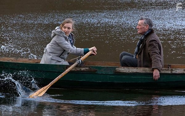 Michael Palin and Jodie Comer in Помни меня (2014)