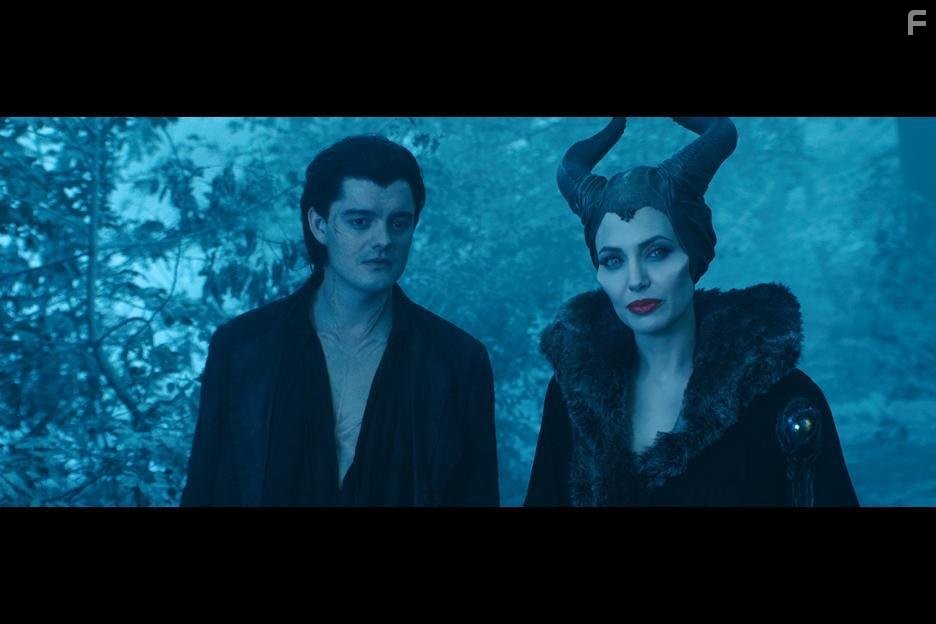 Angelina Jolie and Sam Riley in Малефисента (2014)