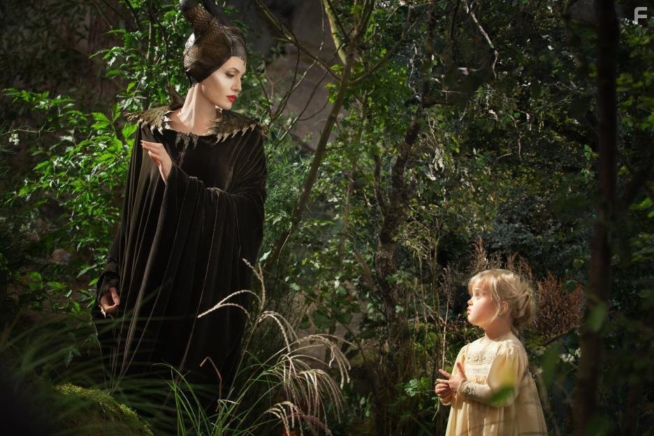 Angelina Jolie and Vivienne Jolie-Pitt in Малефисента (2014)