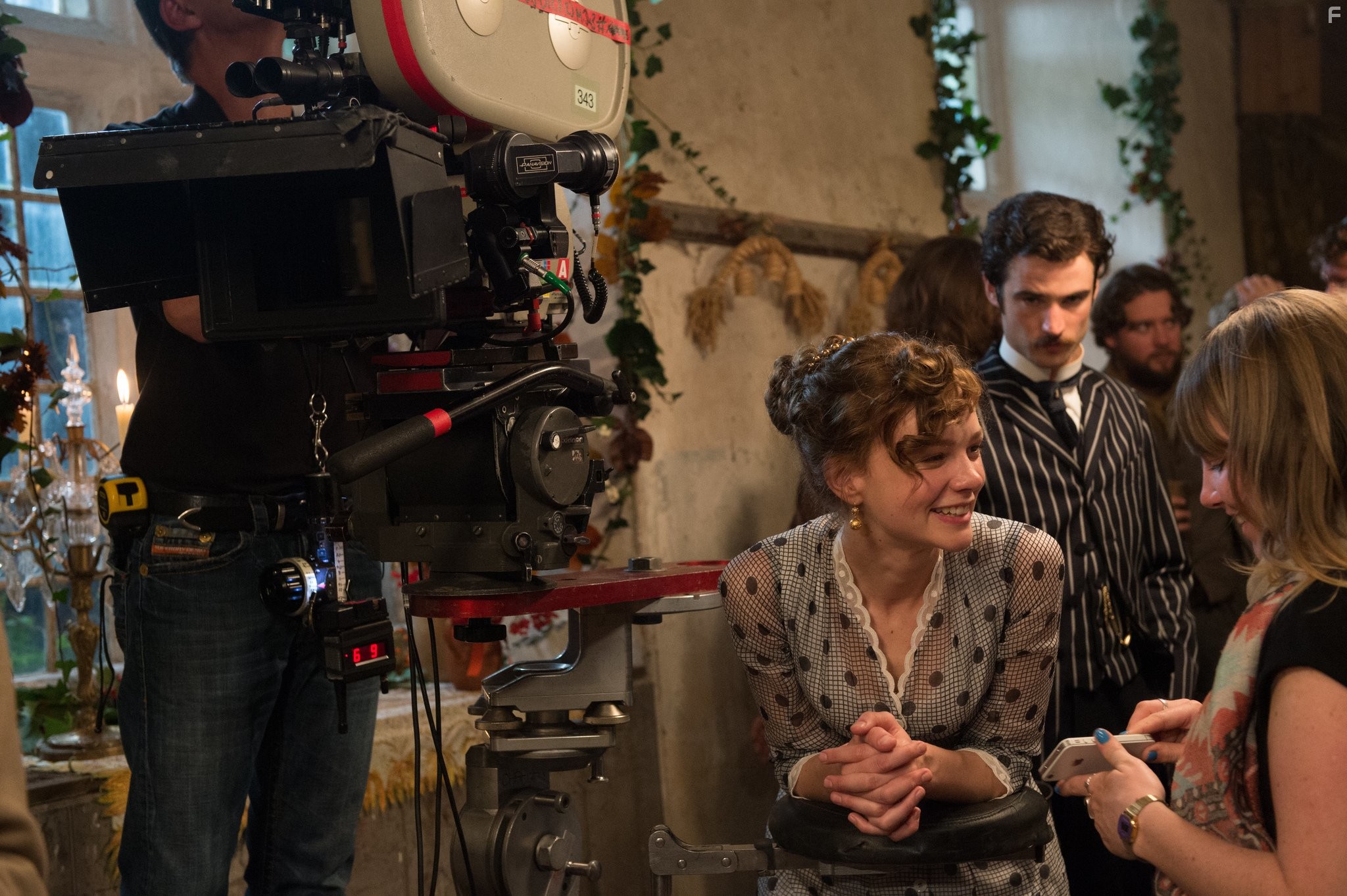 Tom Sturridge and Carey Mulligan in Вдали от безумной толпы (2015)