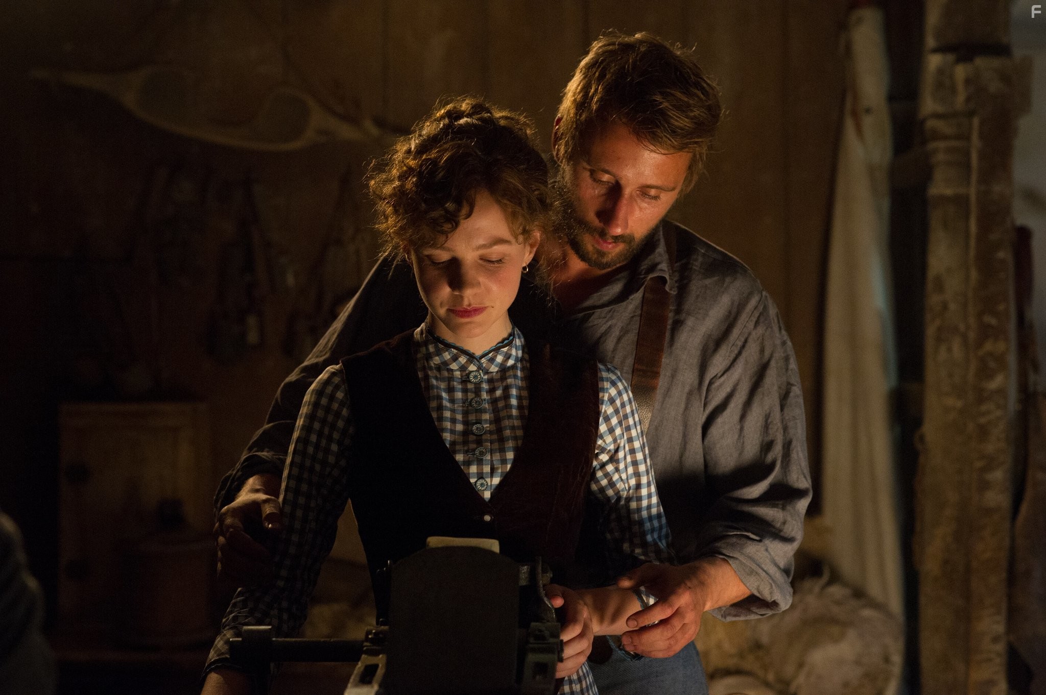 Matthias Schoenaerts and Carey Mulligan in Вдали от безумной толпы (2015)