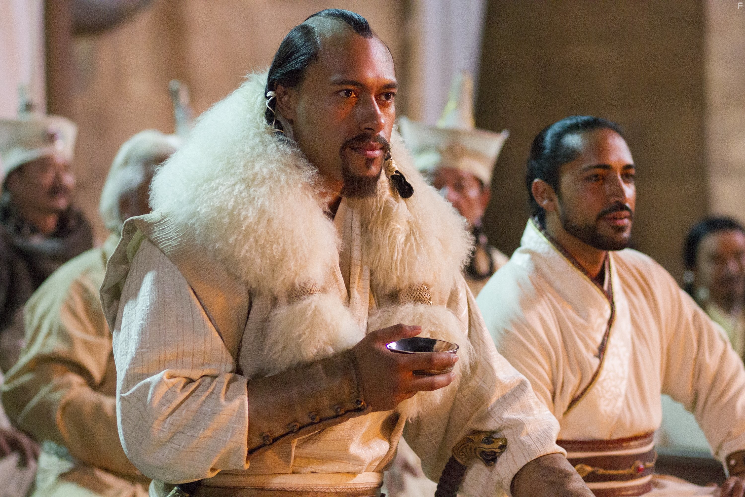 Mahesh Jadu and Uli Latukefu in Марко Поло (2014)