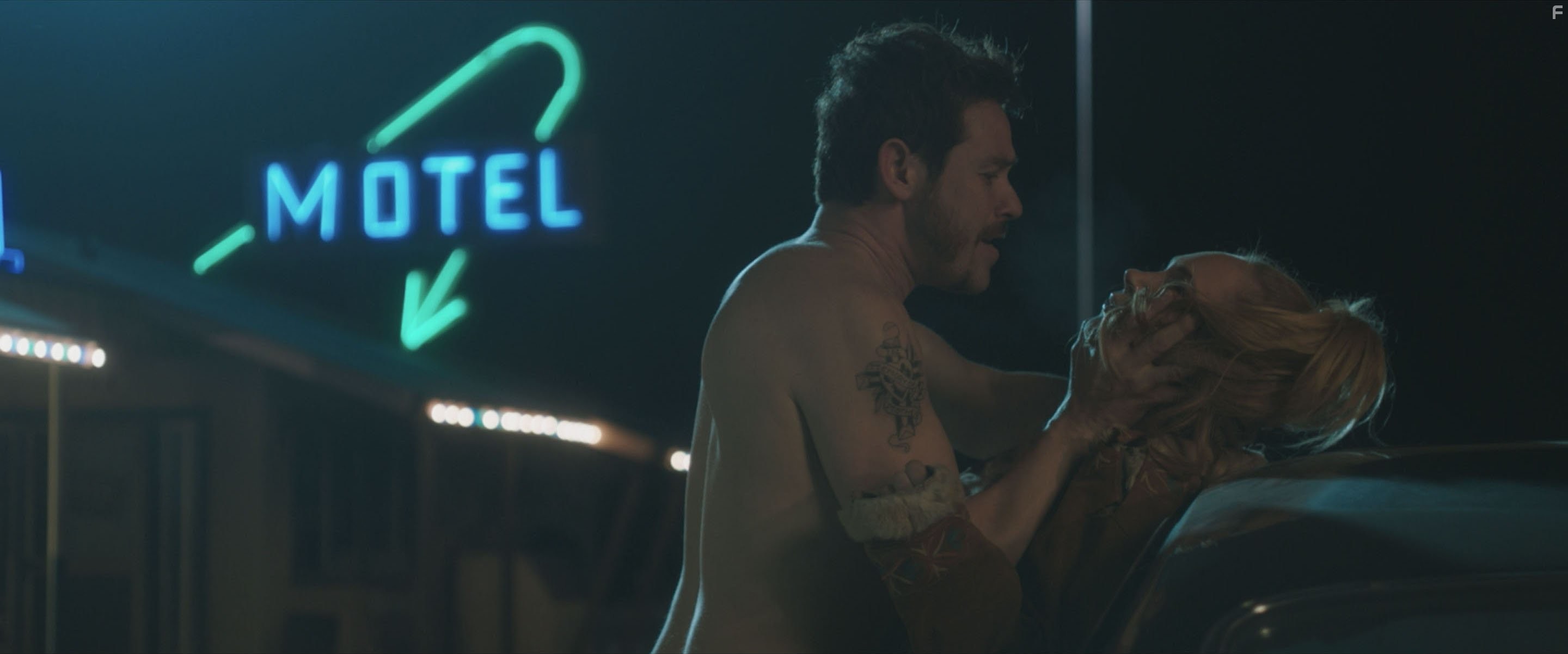 Juno Temple and Kevin Alejandro in Safelight (2015)