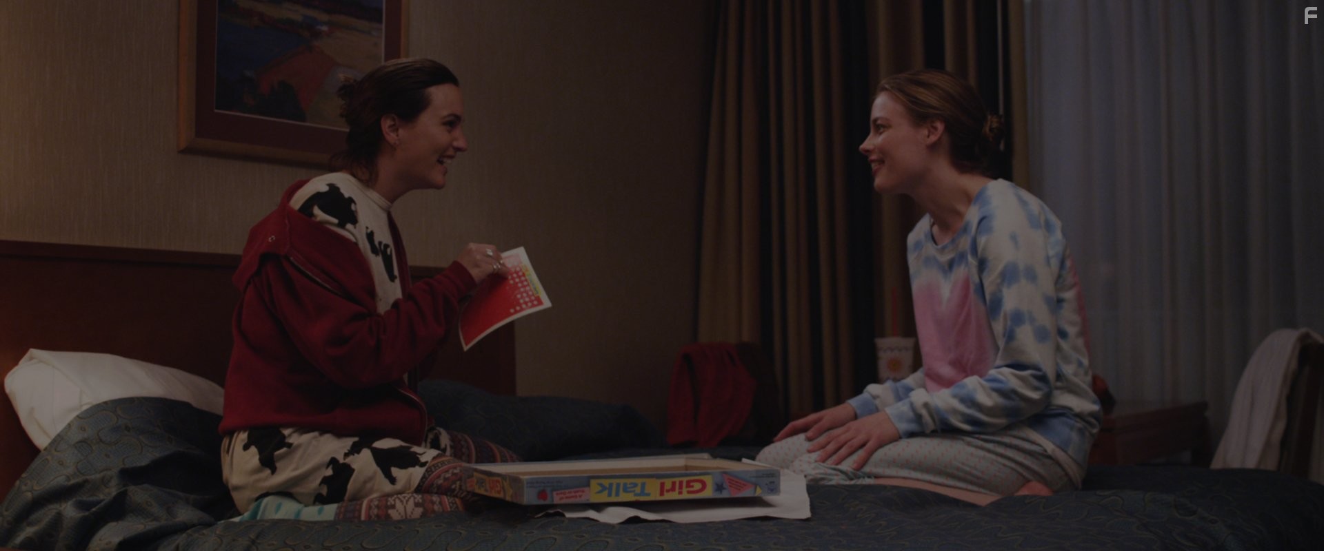 Leighton Meester and Gillian Jacobs in Партнеры по жизни (2014)