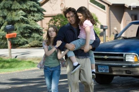 John Cusack, Sh?lan O'Keefe, and Gracie Bednarczyk in Грейс больше нет с нами (2007)