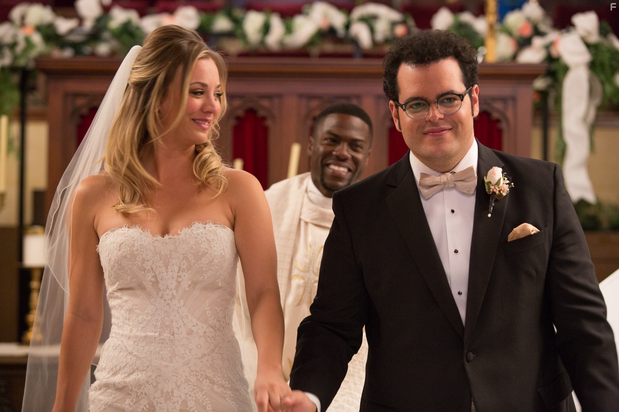 Kaley Cuoco, Kevin Hart, and Josh Gad in Шафер напрокат (2015)