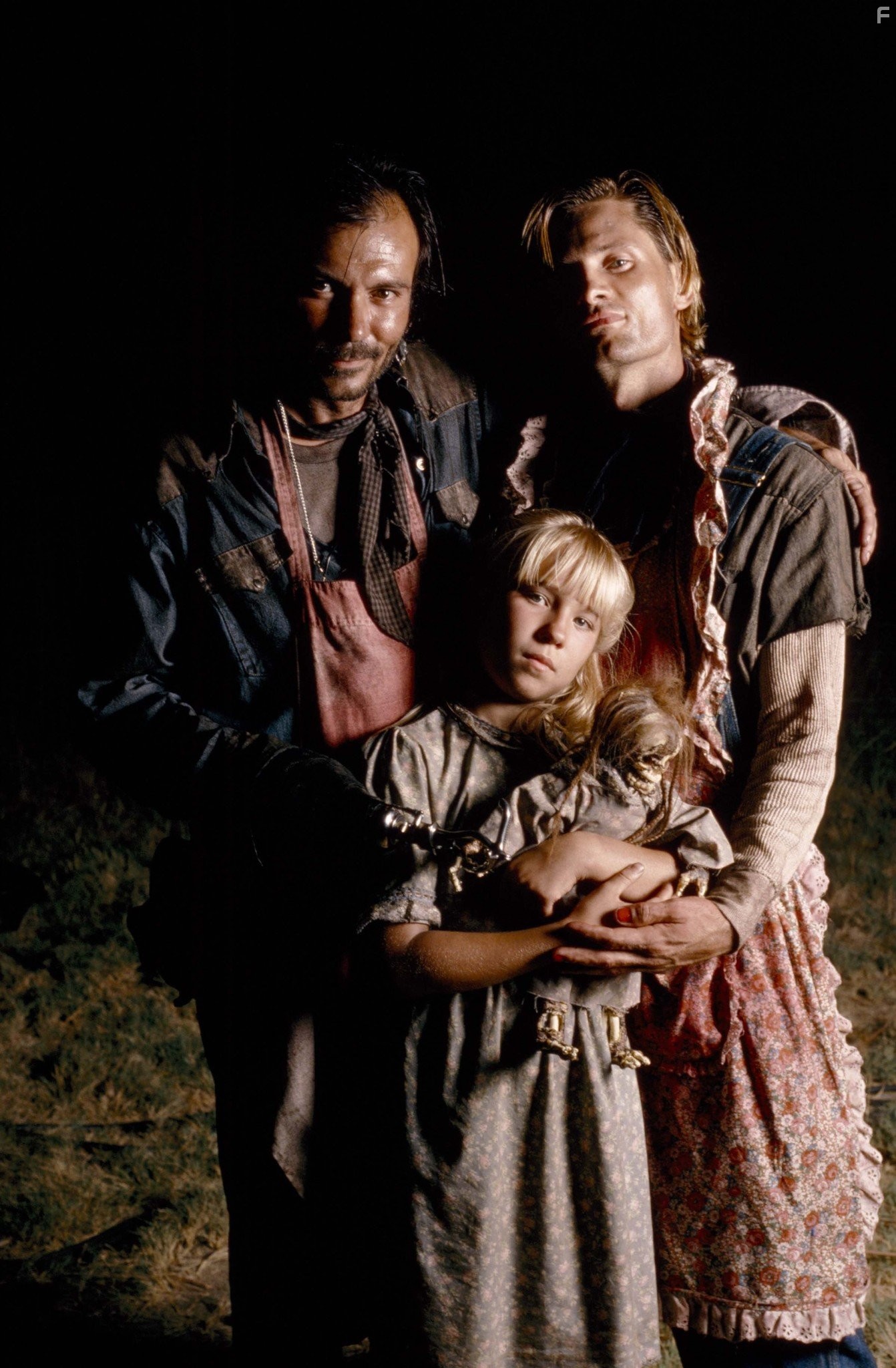 Viggo Mortensen, Jennifer Banko, and Joe Unger in Техасская резня бензопилой 3: Кожаное лицо (1990)