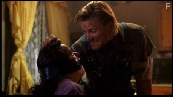 Viggo Mortensen and Kate Hodge in Техасская резня бензопилой 3: Кожаное лицо (1990)