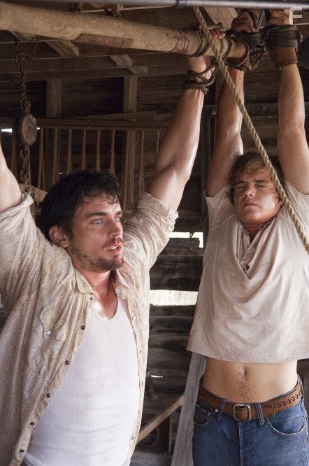 Matt Bomer and Taylor Handley in Техасская резня бензопилой: Начало (2006)
