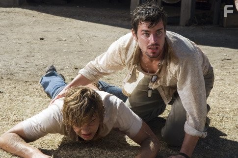 Matt Bomer and Taylor Handley in Техасская резня бензопилой: Начало (2006)