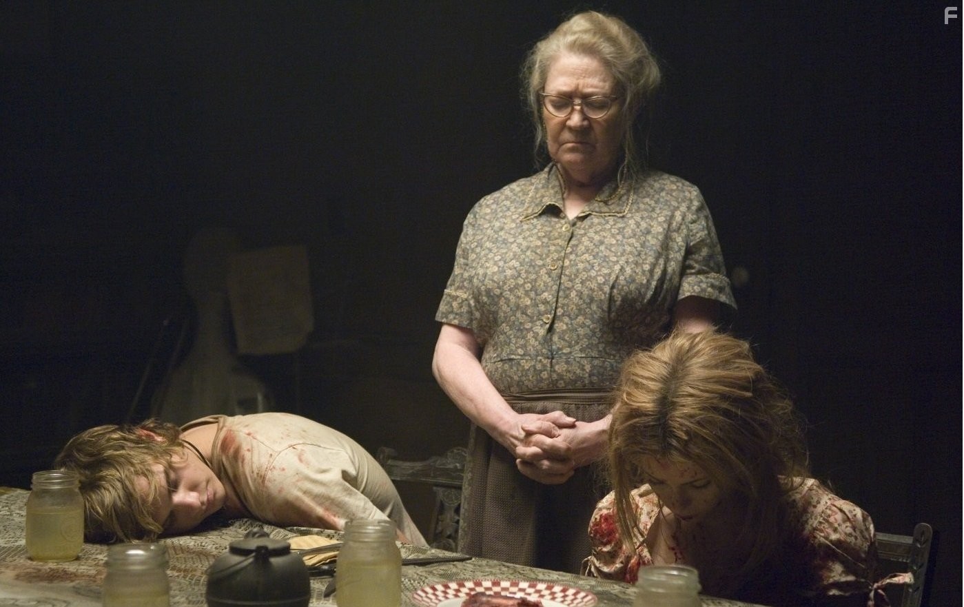 Taylor Handley, Marietta Marich, and Diora Baird in Техасская резня бензопилой: Начало (2006)