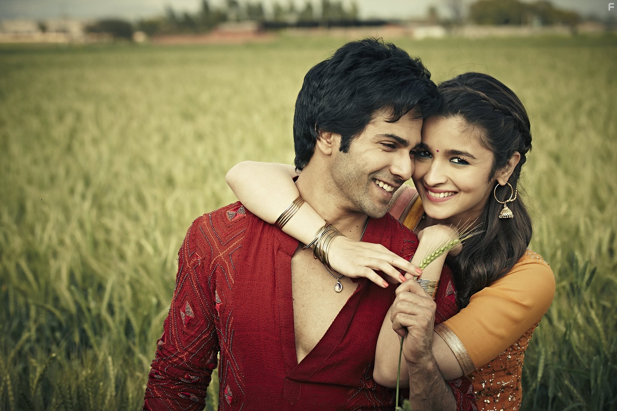 Alia Bhatt and Varun Dhawan in Невеста Хампти Шармы (2014)