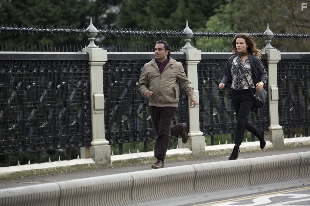 Kate Beckinsale and Sanjeev Bhaskar in Всё как ты захочешь (2015)