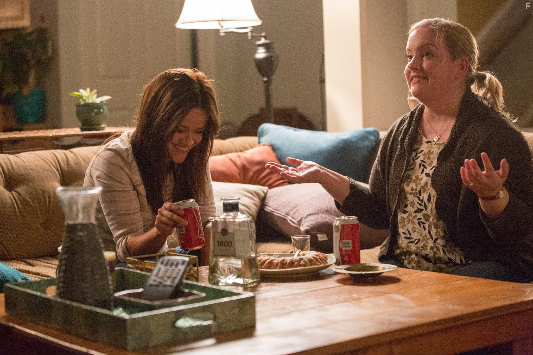 Reese Witherspoon and Sarah Baker in Приятная ложь (2014)