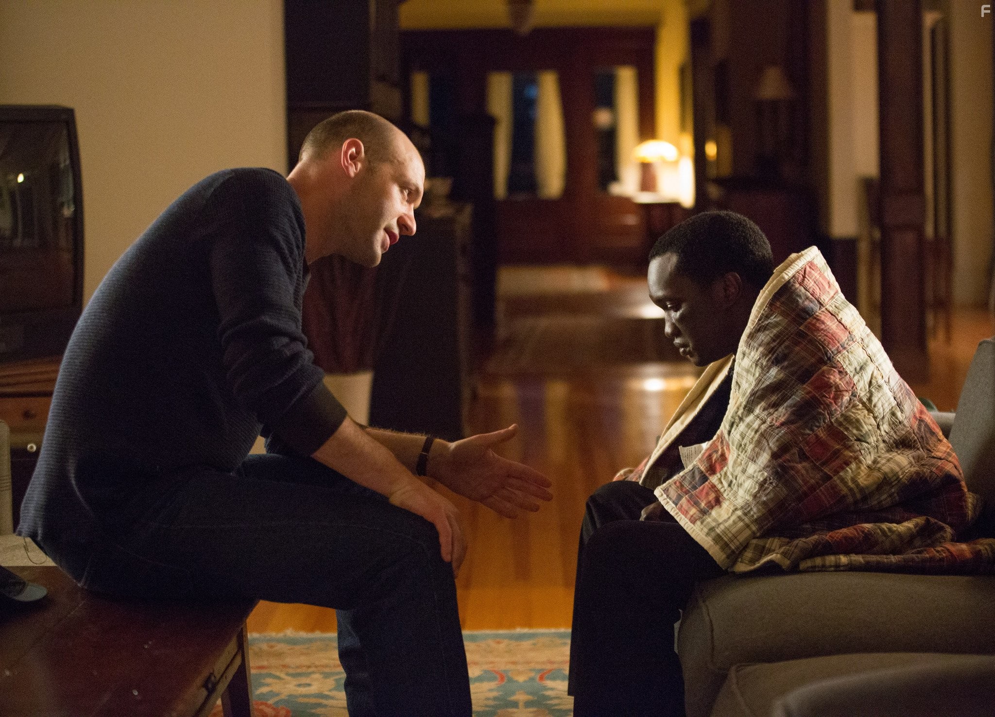 Arnold Oceng and Corey Stoll in Приятная ложь (2014)