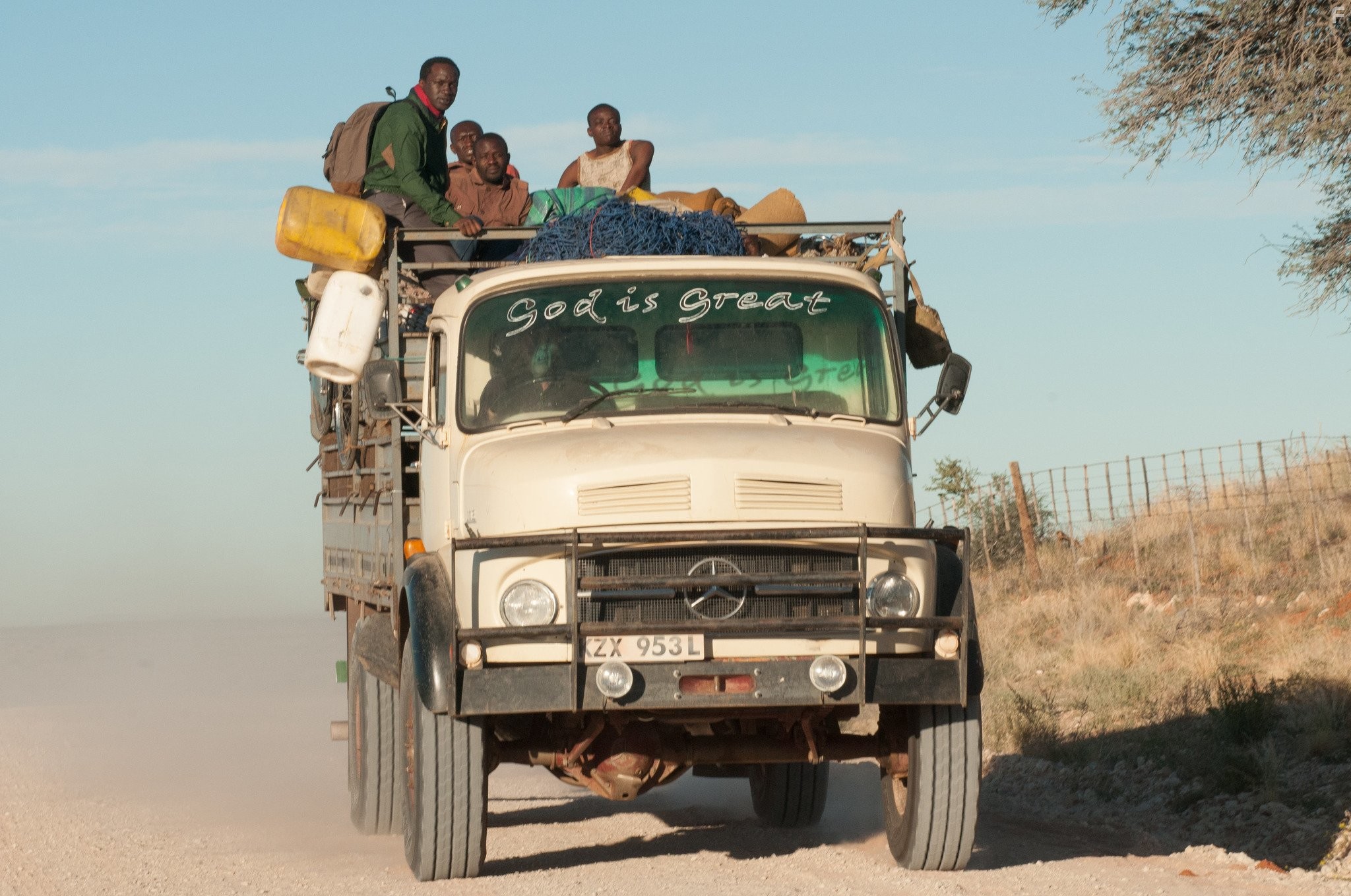 Arnold Oceng in Приятная ложь (2014)