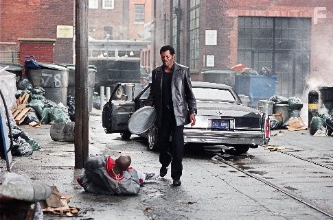 Samuel L. Jackson and Anthony Mackie in Тот самый человек (2005)