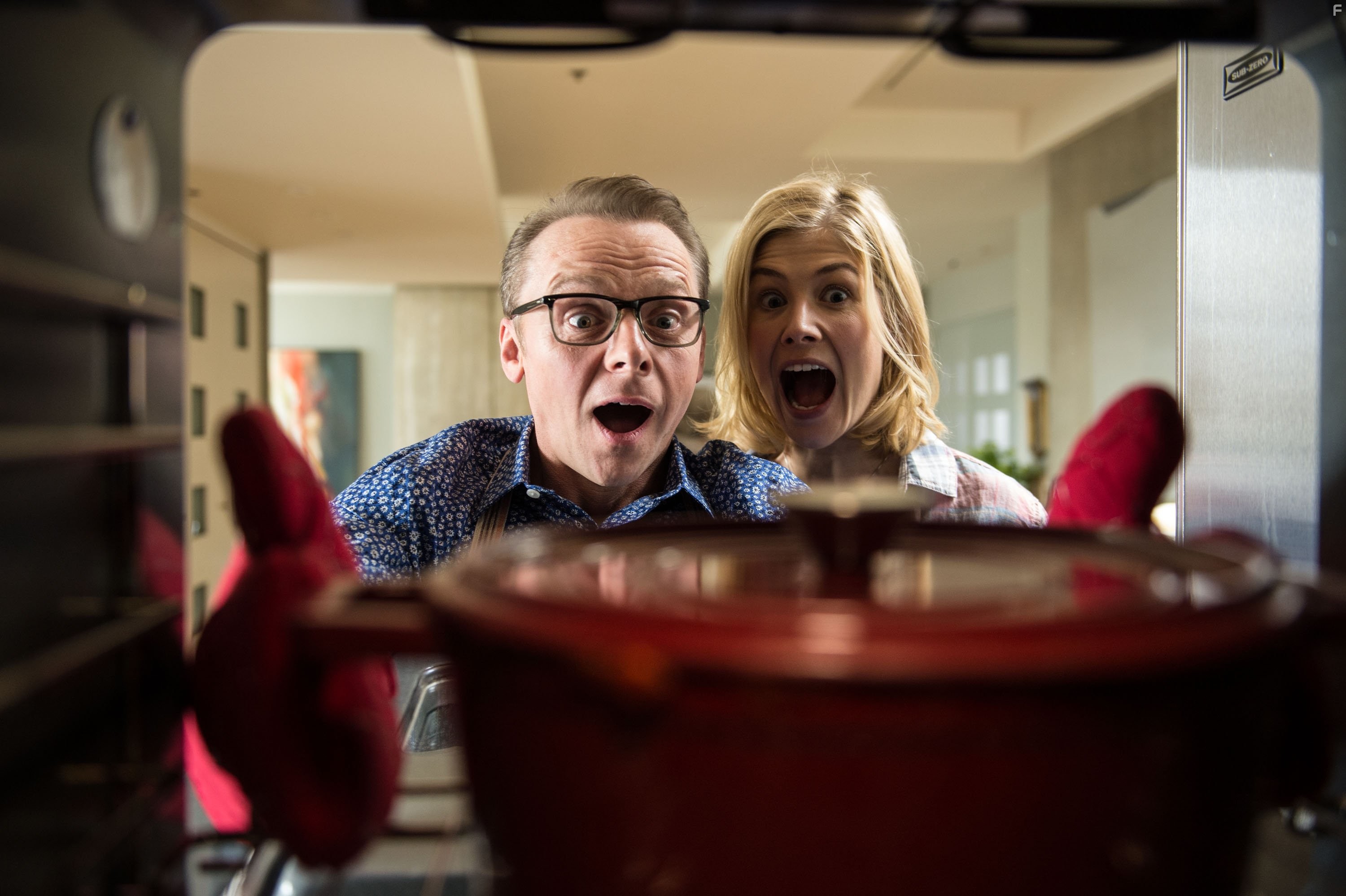 Simon Pegg and Rosamund Pike in Путешествие Гектора в поисках счастья (2014)