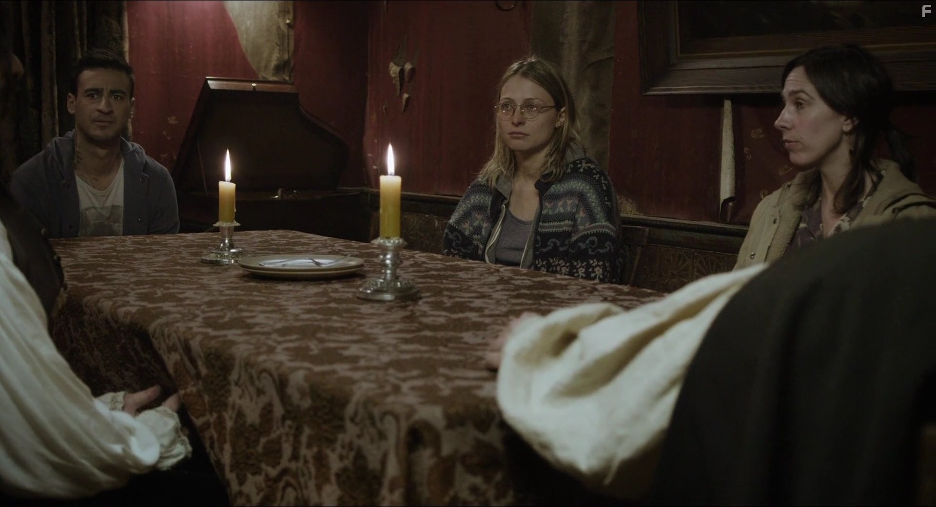 Jackie van Beek, Cori Gonzalez-Macuer, and Chelsie Preston Crayford in Реальные упыри (2014)