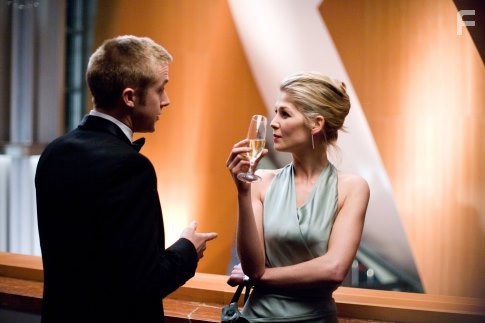 Ryan Gosling and Rosamund Pike in Перелом (2007)