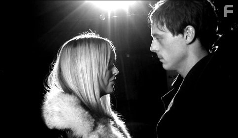 Scoot McNairy and Sara Simmonds in Полночный поцелуй (2007)