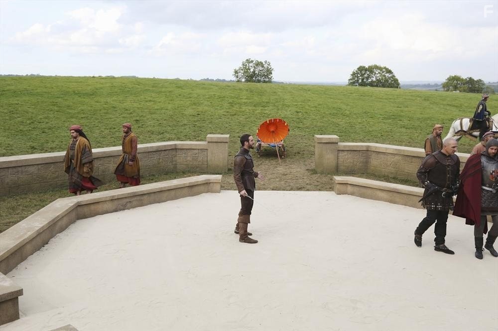 Vinnie Jones and Joshua Sasse in Галавант (2015)