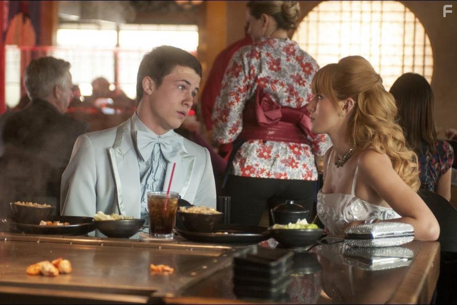 Dylan Minnette and Bella Thorne in Александр и ужасный, кошмарный, нехороший, очень плохой день (2014)