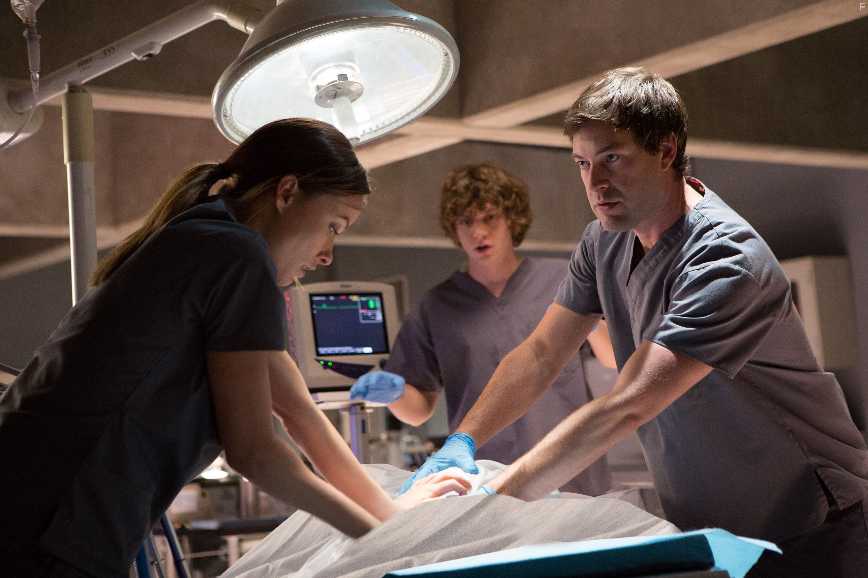 Mark Duplass, Olivia Wilde, and Evan Peters in Эффект Лазаря (2015)