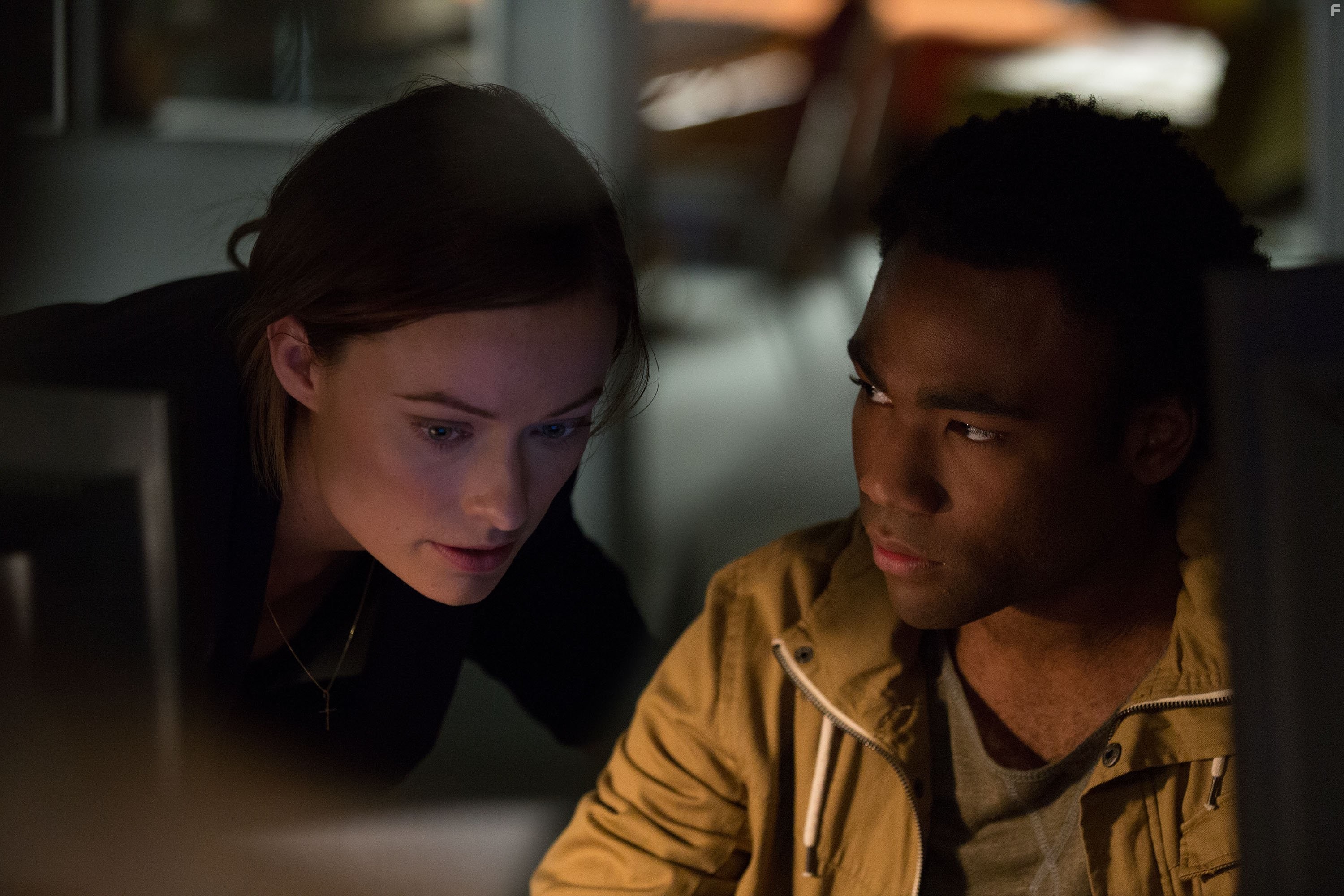 Olivia Wilde and Donald Glover in Эффект Лазаря (2015)
