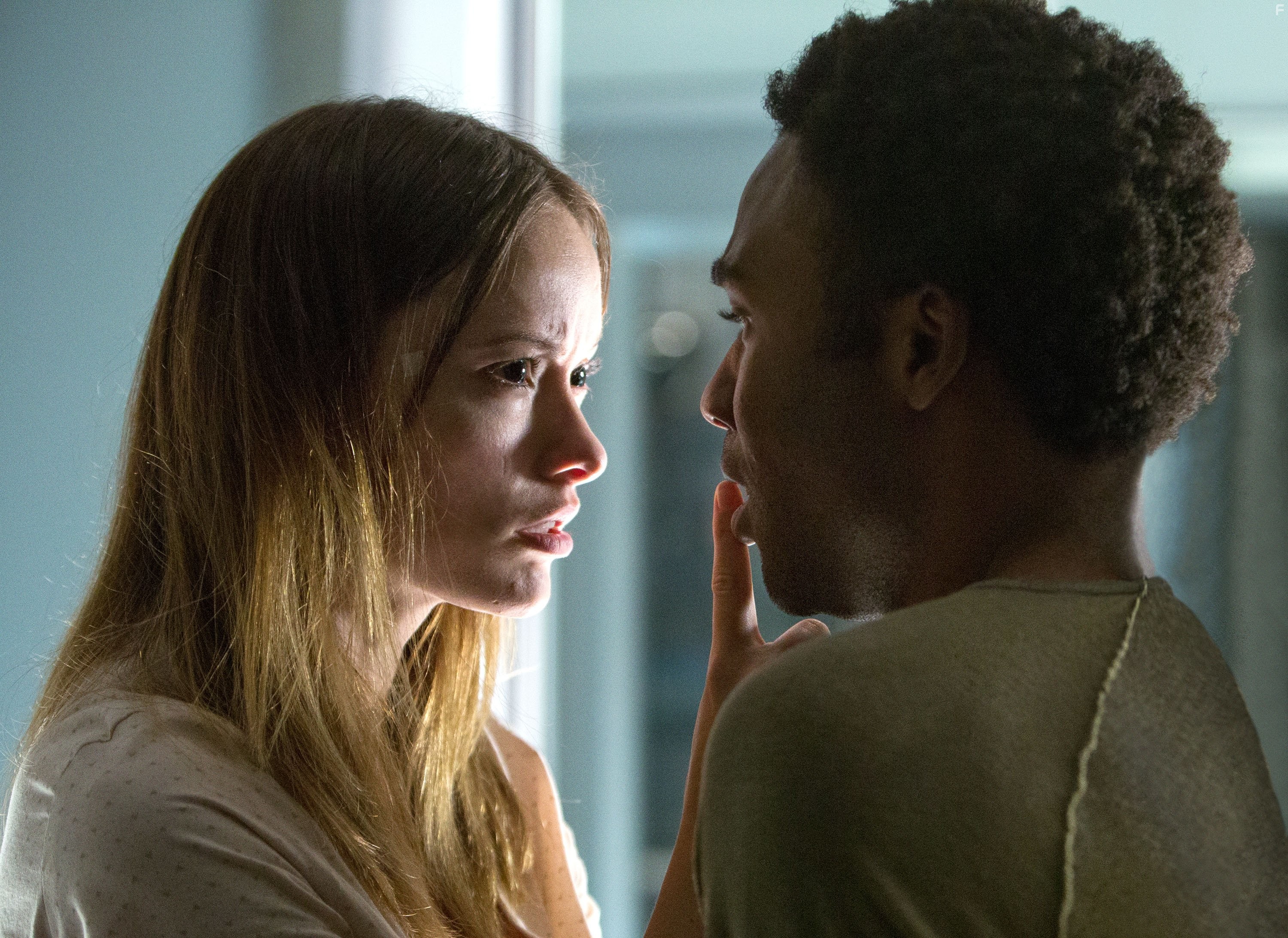 Olivia Wilde and Donald Glover in Эффект Лазаря (2015)