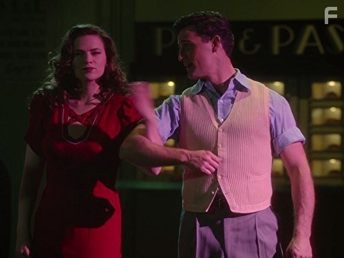 Hayley Atwell and Enver Gjokaj in Агент Картер (2015)