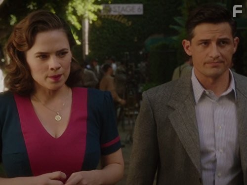 Hayley Atwell and Enver Gjokaj in Агент Картер (2015)