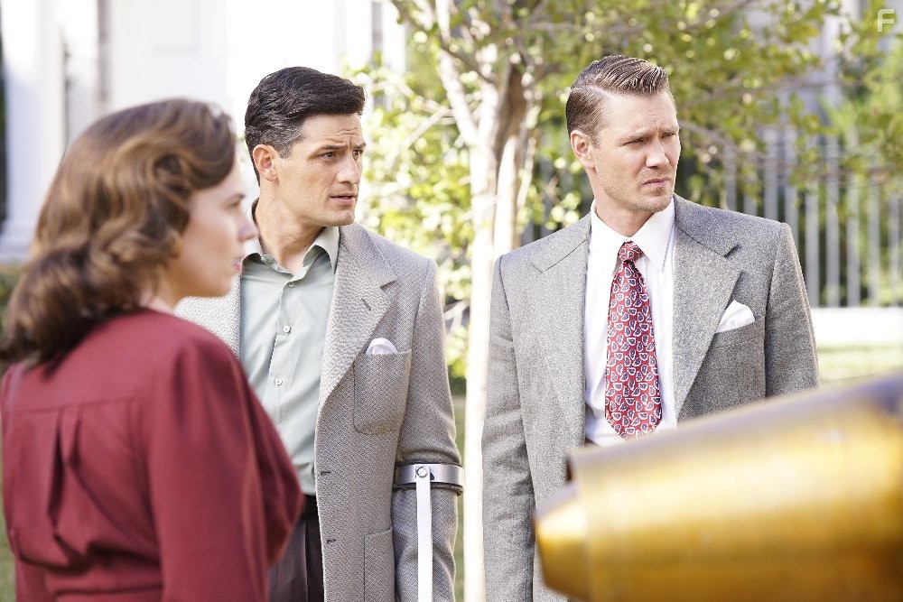 Chad Michael Murray, Hayley Atwell, and Enver Gjokaj in Агент Картер (2015)