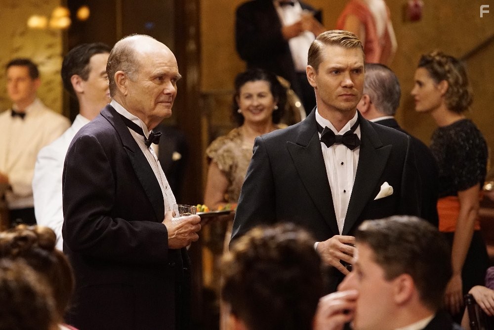 Kurtwood Smith and Chad Michael Murray in Агент Картер (2015)