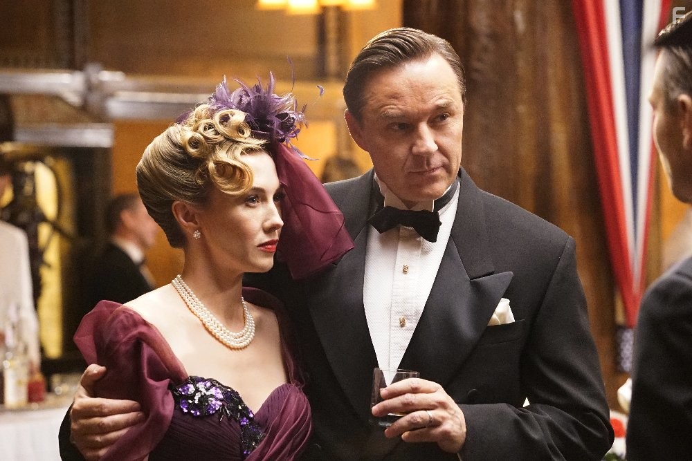 Currie Graham and Wynn Everett in Агент Картер (2015)