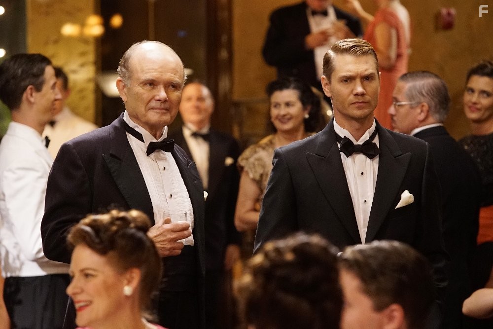 Kurtwood Smith and Chad Michael Murray in Агент Картер (2015)