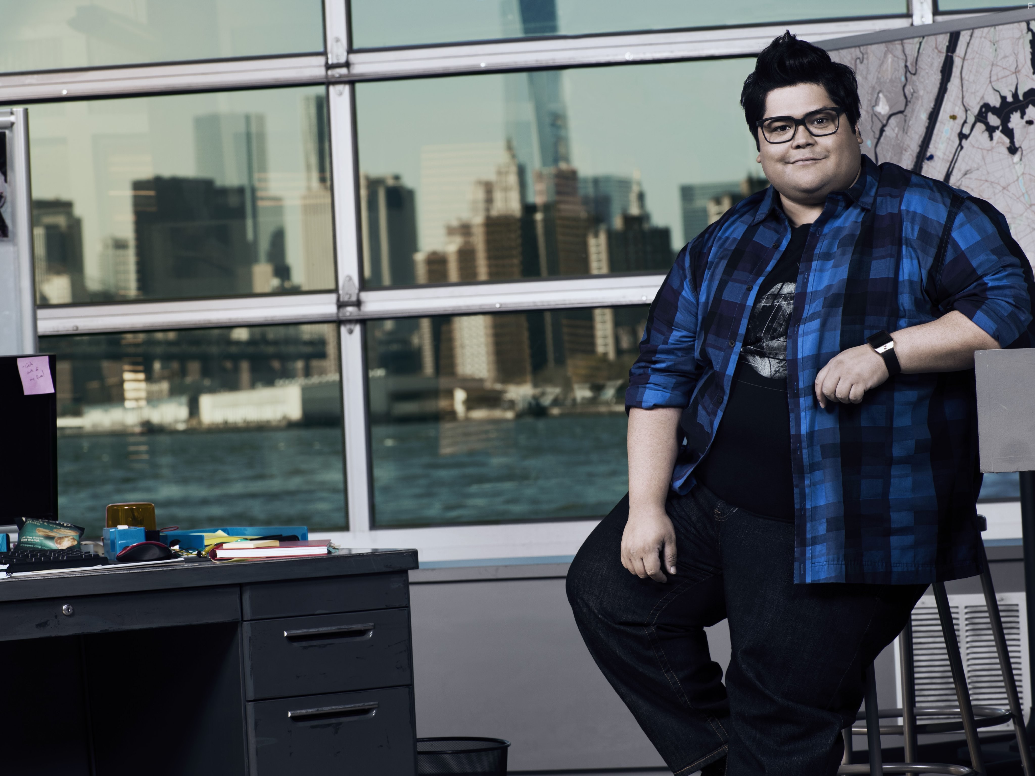 Harvey Guillen in Приятный на вид (2015)