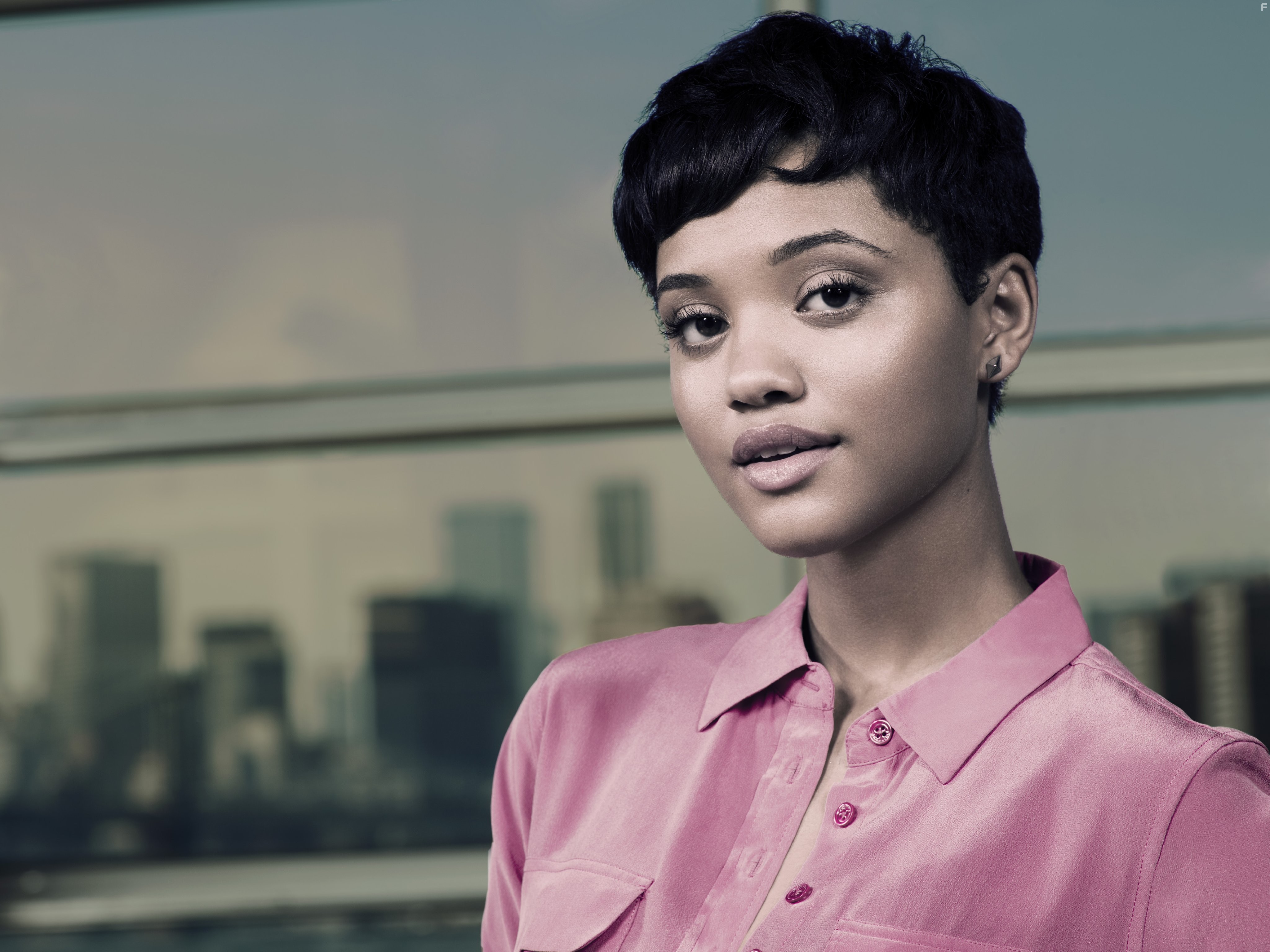 Kiersey Clemons in Приятный на вид (2015)