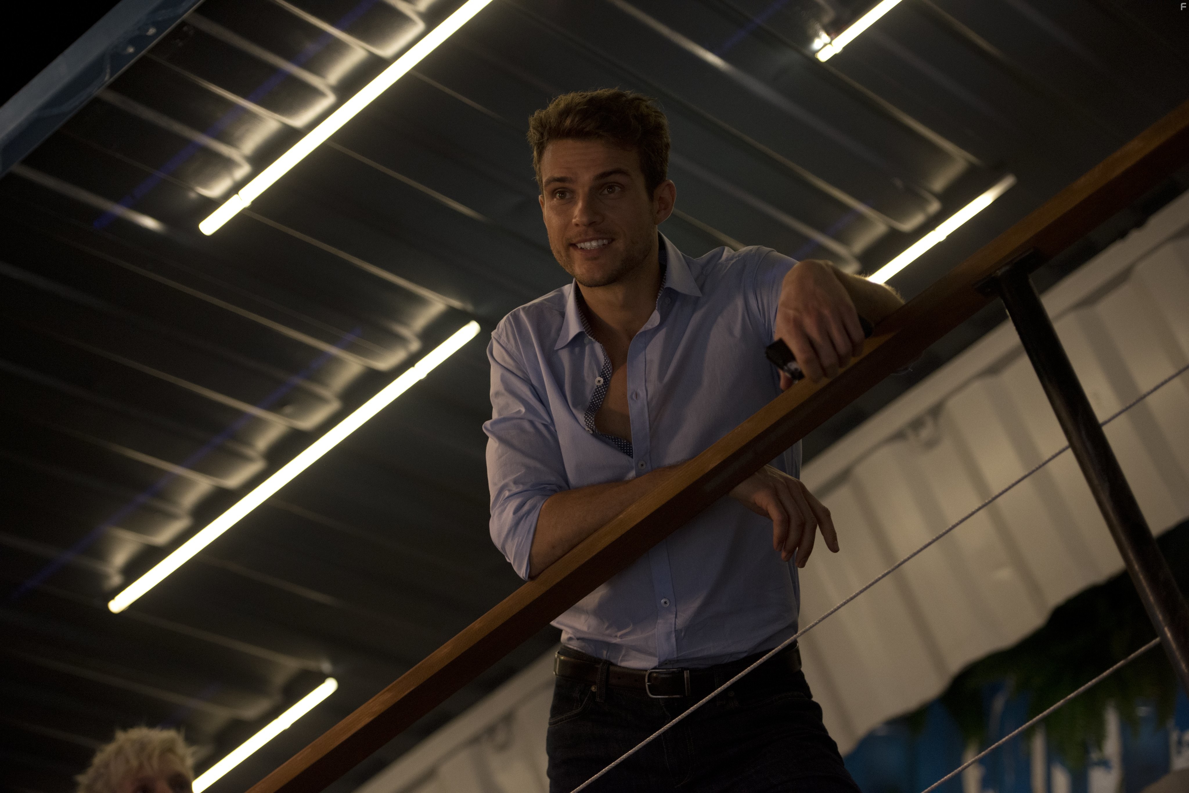 Ryan Cooper in Приятный на вид (2015)